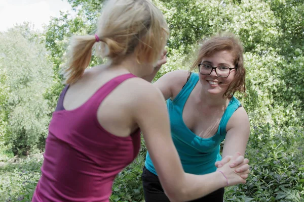 Junge Kaukasierinnen Balancieren Auf Gehweg Park — Stockfoto