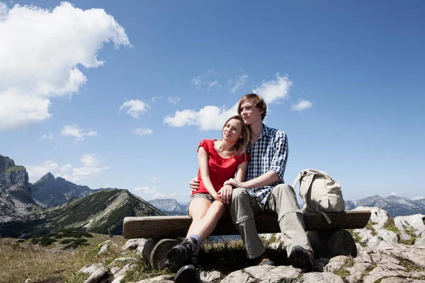 坐在山顶上的夫妇 — 图库照片