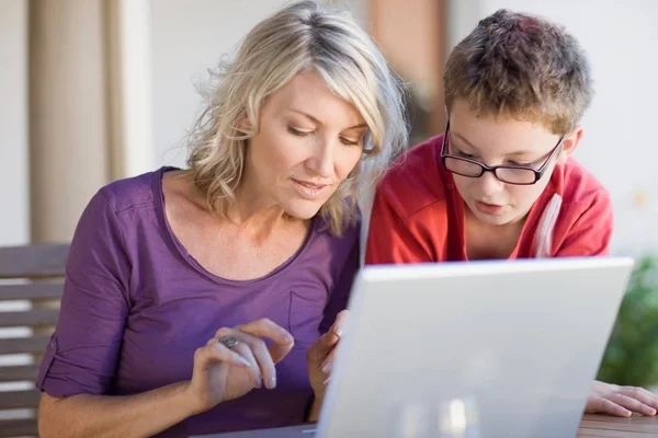 Madre Hijo Usando Ordenador Portátil Juntos — Foto de Stock