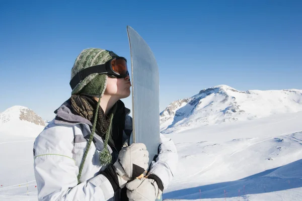 スノーボード山の中でスノーボードキス — ストック写真