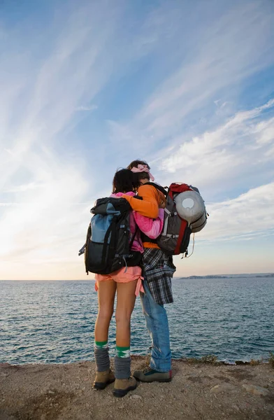 Rear View Man Woman Backpacks Looking Out Sea — Stock Photo, Image