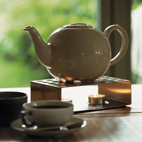 Nahaufnahme Von Teekanne Und Tassen Auf Dem Tisch — Stockfoto