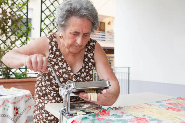 Yaşlı Kadın Silindiri Ile Makarna Yapma — Stok fotoğraf