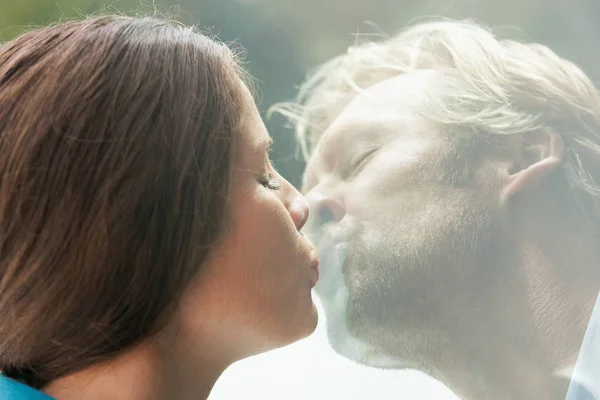 Jovem Homem Mulher Beijando — Fotografia de Stock