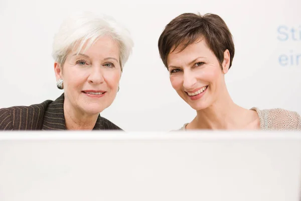 Duas Mulheres Frente Olhando — Fotografia de Stock