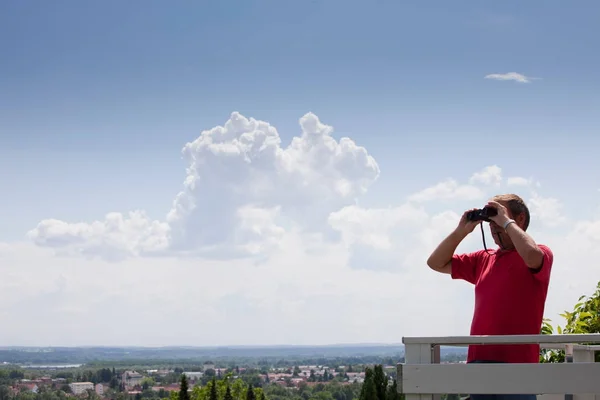 Homem Caucasiano Sênior Usando Binóculos Telhado — Fotografia de Stock