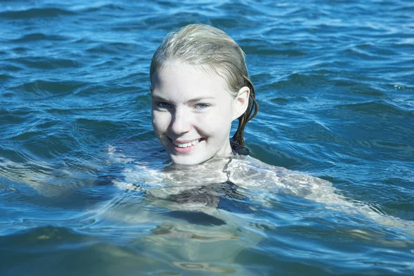 Junge Frau Schwimmt Meer — Stockfoto