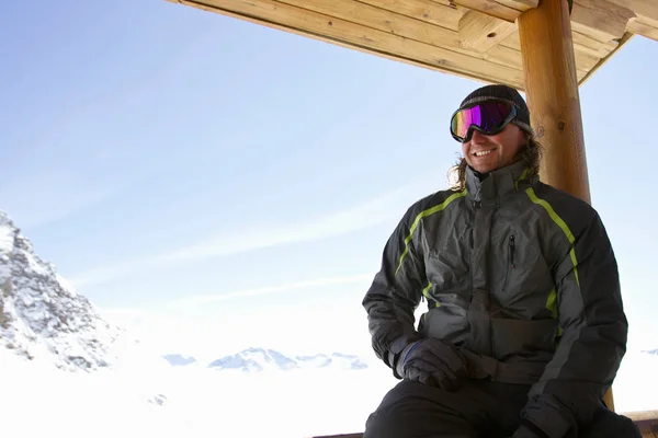 Kaukaski Mężczyzna Relaksujący Balkonie Ski Lodge — Zdjęcie stockowe