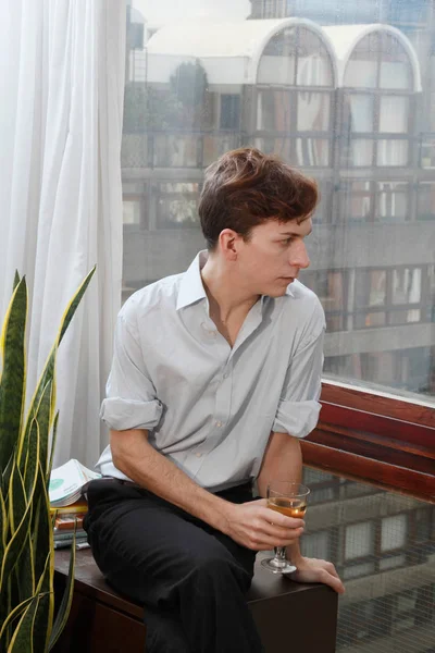 Młody Przystojny Biznesmen Kaukaski Winem Patrząc Okno — Zdjęcie stockowe