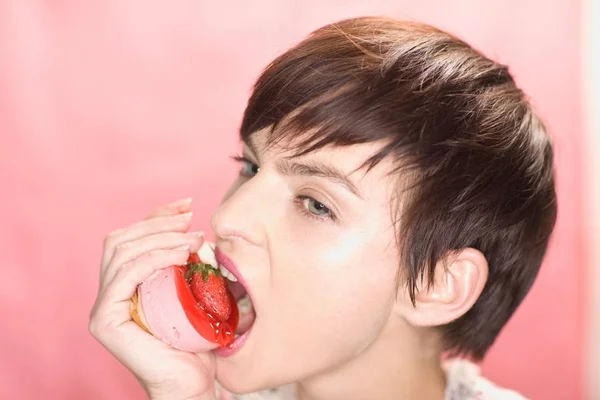 Jovem Bonita Caucasiano Mulher Comer Sobremesa — Fotografia de Stock