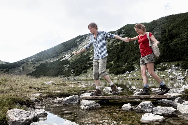 Paar Verplaatsend Rotsachtige Creek — Stockfoto