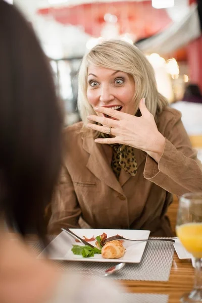 Affärskvinna Som Skrattar Lunch — Stockfoto