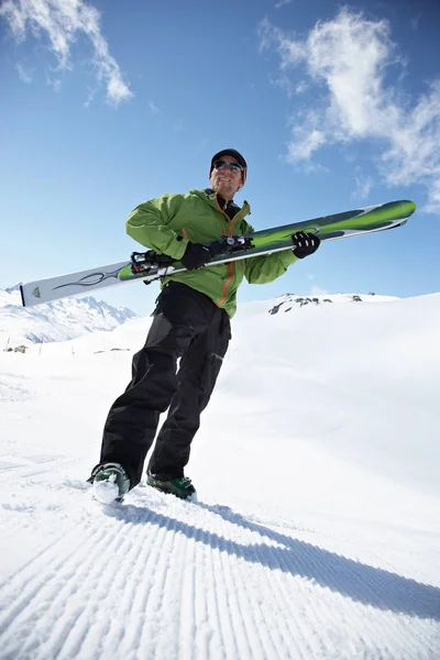 Skieur Sur Une Colline Enneigée — Photo