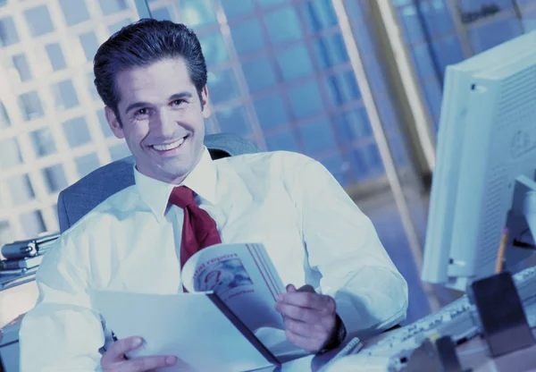 Adamı Ofiste Gülümsüyor — Stok fotoğraf