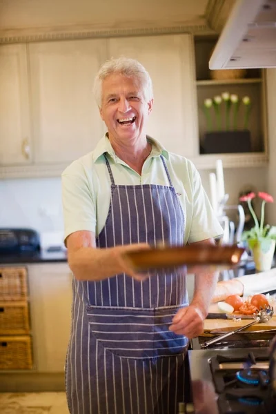 Uomo Più Anziano Cucina Cucina — Foto Stock