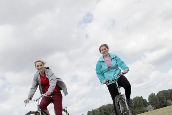 Unga Vita Tjejer Ridning Cyklar Utomhus — Stockfoto