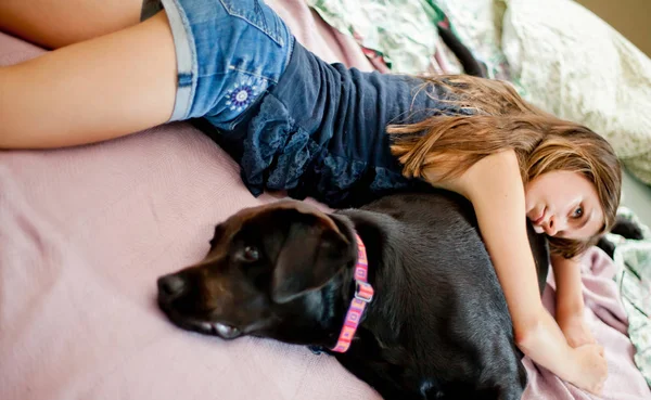 Chica Relajante Con Perro Cama — Foto de Stock