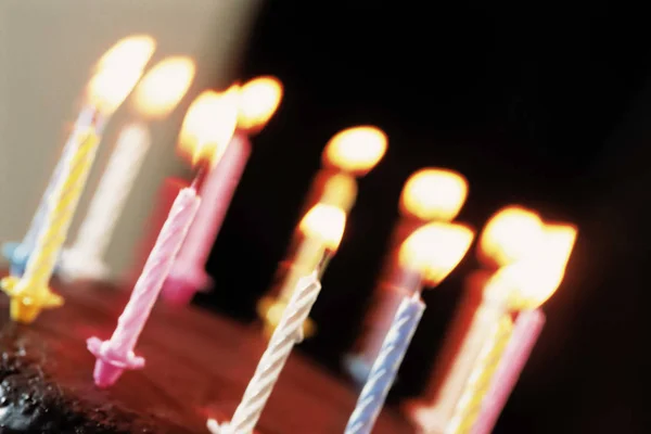 Nahaufnahme Von Geburtstagstorte Mit Kerzen — Stockfoto
