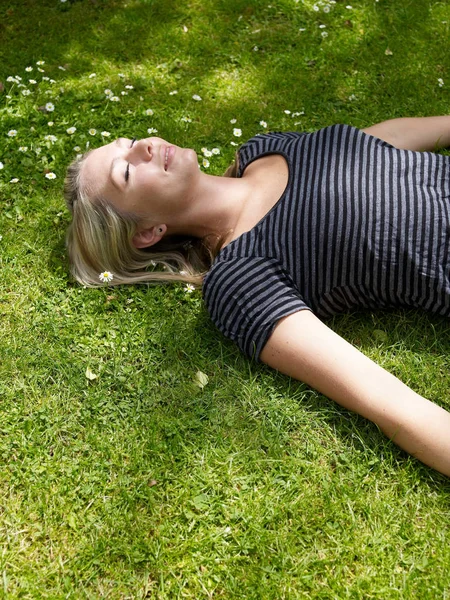 Улыбающаяся Женщина Лежит Траве — стоковое фото