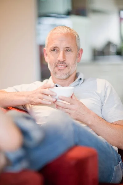 Uomo Che Beve Caffè Poltrona — Foto Stock