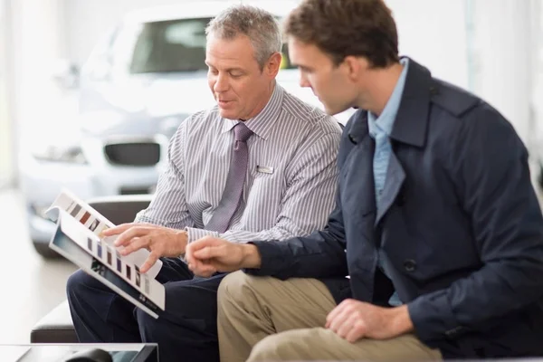 Vendedor Carros Conversando Com Cliente — Fotografia de Stock