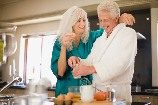 Casal Mais Velho Roupões Banho Cozinhar — Fotografia de Stock