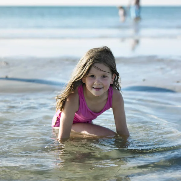 Chica Jugando Agua Playa — Foto de Stock