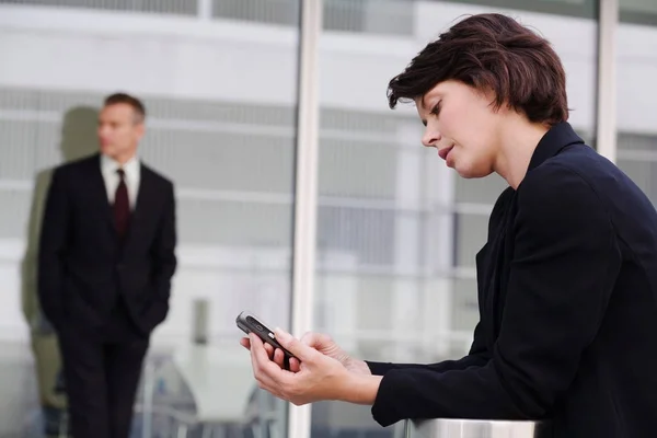 Donna Affari Caucasica Utilizzando Telefono Cellulare — Foto Stock