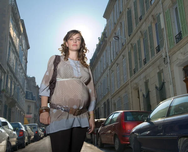 Sokakta Duran Genç Hamile Kadın — Stok fotoğraf