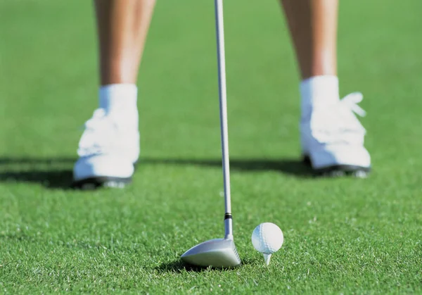 Tiro Recortado Jugador Golf Que Prepara Para Golpear Pelota —  Fotos de Stock