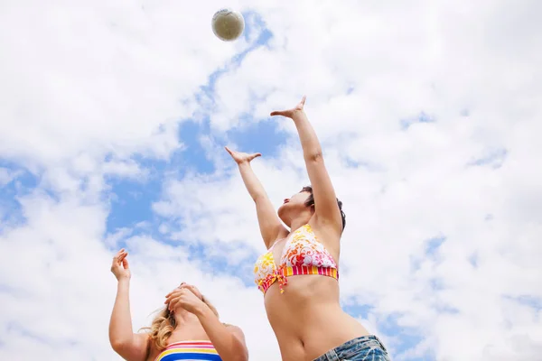 Women Playing Ball Outdoors — Stock Photo, Image