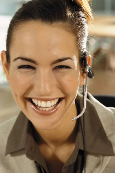 Mujer Con Auriculares Sonriendo — Foto de Stock