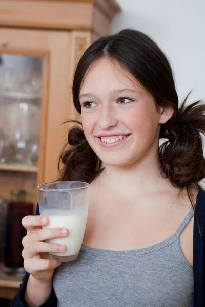 Usmívající Dívka Konzumního Mléka Kuchyni — Stock fotografie
