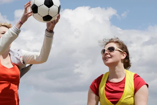 Nuoret Valkoihoiset Tytöt Pelaavat Jalkapalloa Yhdessä — kuvapankkivalokuva