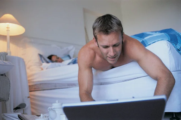 Man Met Laptop Slaapkamer — Stockfoto