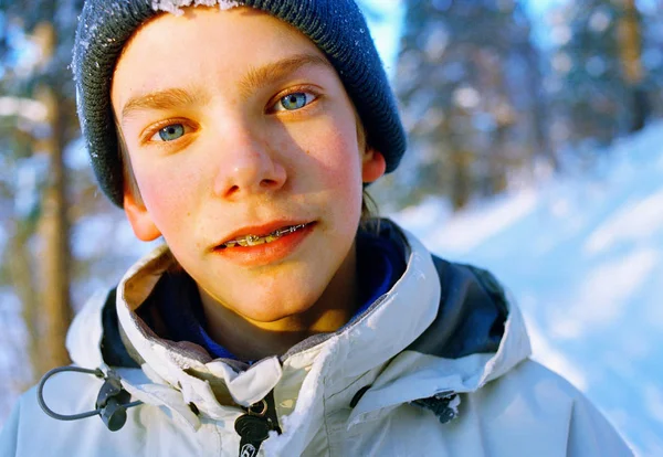 Närbild Pojke Med Tandställning Parka — Stockfoto