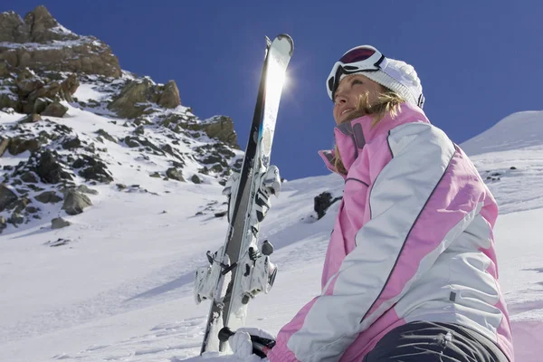 Mujer Caucásica Esquiadora Traje Invierno Descansando Ladera Montaña — Foto de Stock