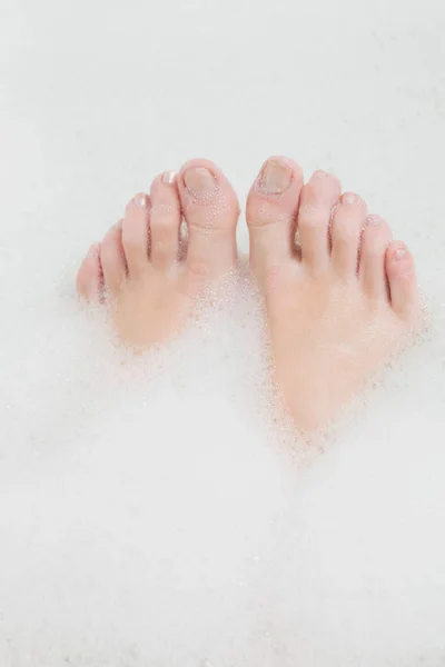 Imagen Recortada Pies Femeninos Baño Burbujas —  Fotos de Stock