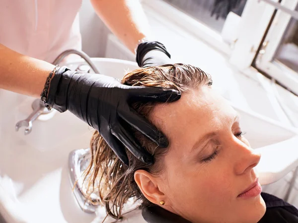 Hairdresser Washing Woman Hair — Stock Photo, Image