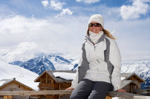Mujer Caucásica Esquiadora Traje Invierno Relajante Balcón Cabaña Esquí — Foto de Stock