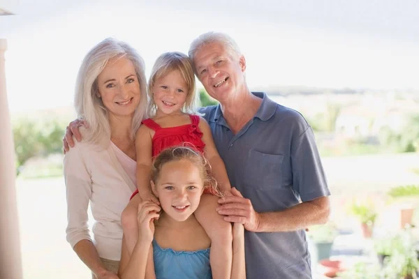 Abuelos Nietos Sonriendo —  Fotos de Stock