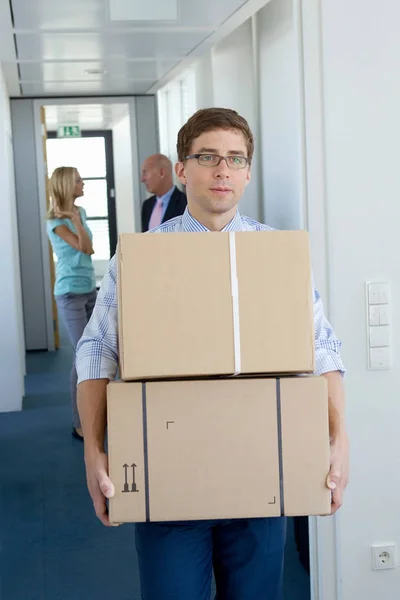 Biznesmen Noszenie Kartonów — Zdjęcie stockowe