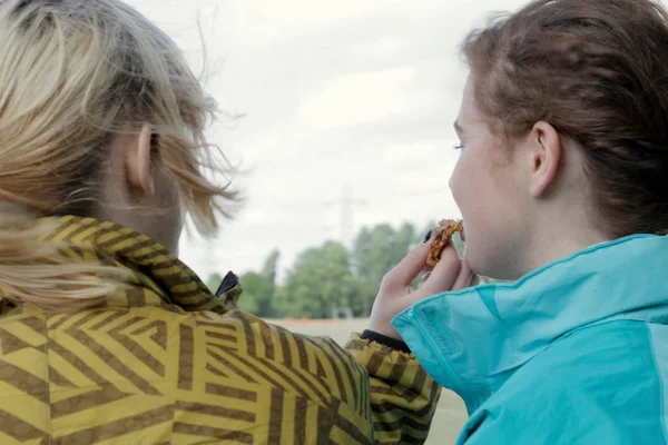 Rückansicht Von Jungen Kaukasischen Mädchen Die Plätzchen Freien Teilen — Stockfoto