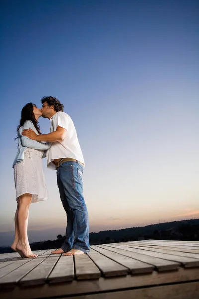 Casal Beijando Uma Doca — Fotografia de Stock