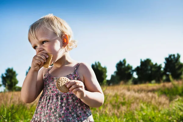 Tout Petit Caucasien Fille Manger Des Craquelins Extérieur — Photo