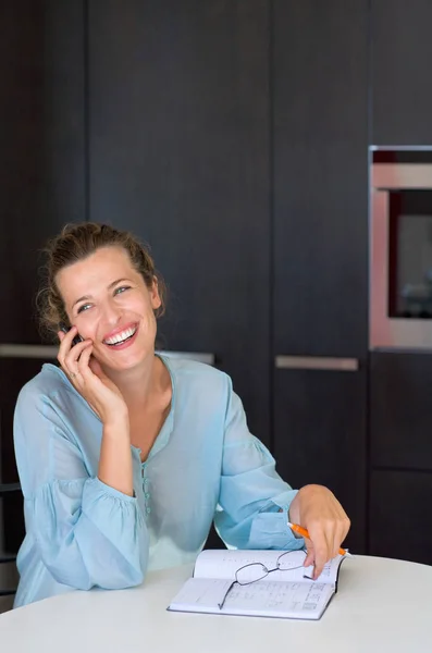 Mujer Cocina Hablando Por Teléfono — Foto de Stock