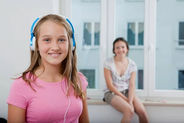 Chica Sonriente Escuchando Auriculares — Foto de Stock