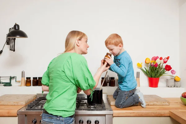 Vrouw Met Zoon Keuken Thuis Koken — Stockfoto