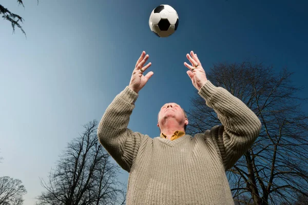 Yaşlı Adamın Futbol Topuyla Oynamaya — Stok fotoğraf