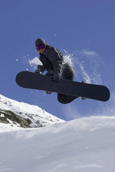 Snowboardzista Kaukaski Mężczyzna Stroju Zima Robi Triki Stoku — Zdjęcie stockowe